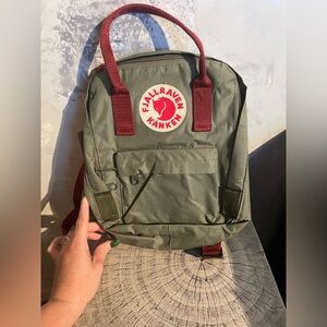 Fjallraven Kånken Olive Backpack with Burgundy Straps